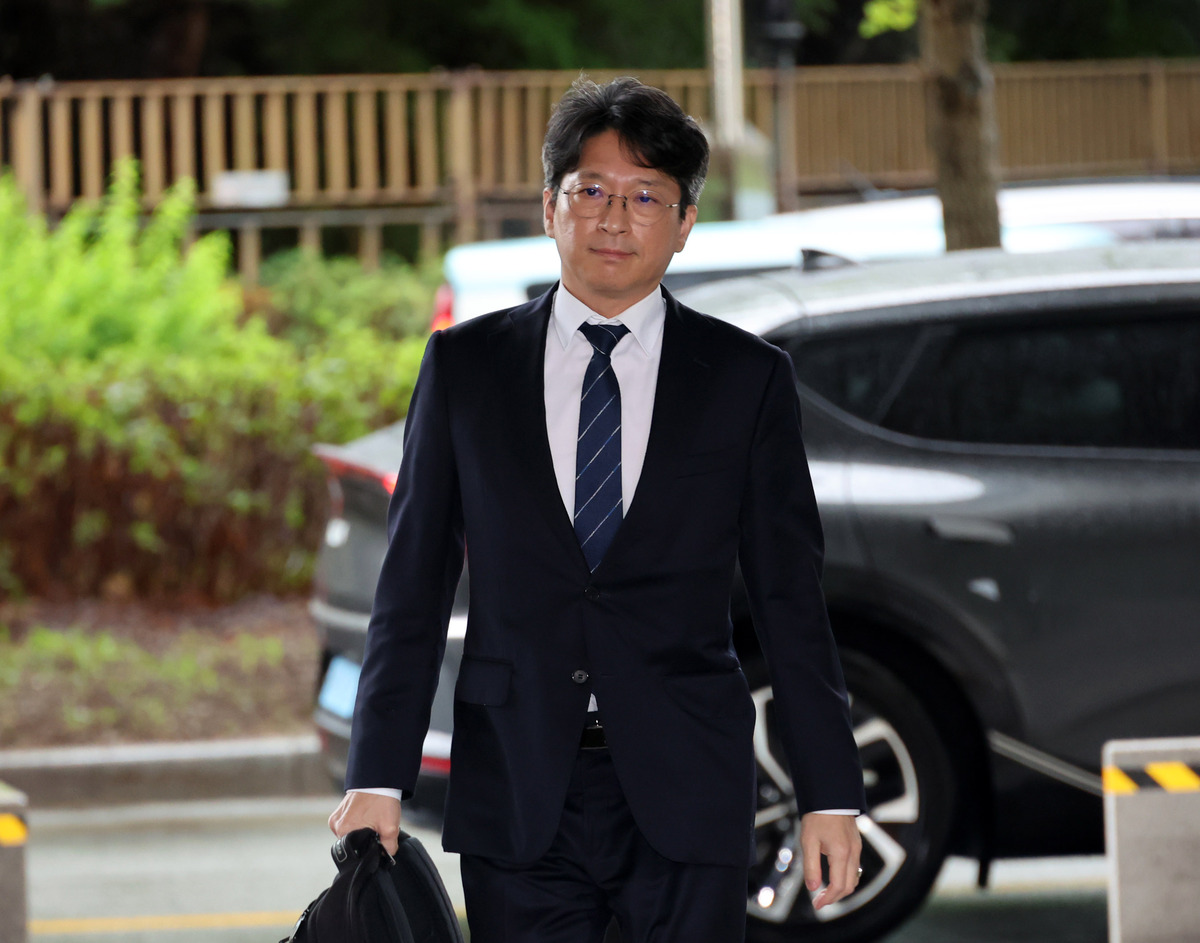 청와대가 부동산 세제와 공급 정책 주무 부처인 재경부와 국토부 장관 교체를 통해&nbsp;악화한 부동산 민심 달래기에 나섰다. 다만 공급 및 투기 억제를 골자로 한 정책 기조는 유지될 전망이다. 홍지선 국토교통부 장관 후보자가 31일&nbsp;세종시 정부세종청사로 출근하고 있다. 뉴시스