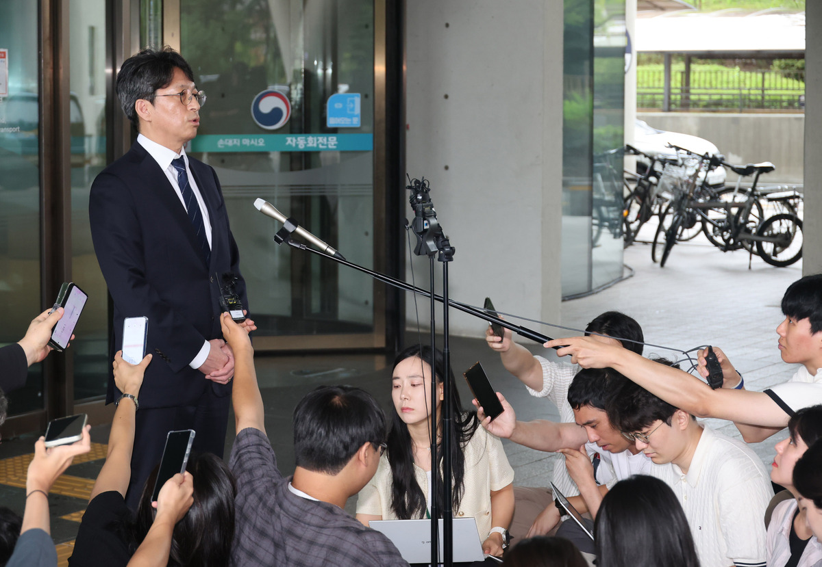 홍지선 국토교통부 장관 후보자가 31일 오전 세종시 정부세종청사로 출근하며 취재진 질문에 답하고 있다. 뉴시스