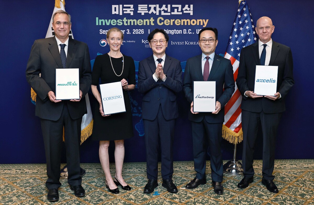 김정관 산업통상부 장관이 4일 미국 워싱턴 D.C.에서 반도체 소재·장비, 디스플레이용 첨단소재, 해상풍력 등 분야 미국 4개 기업과 총 20억 달러 규모의 외국인직접투자(FDI) 신고식을 갖고 기념촬영을 하고 있다. 산업통상부 제공