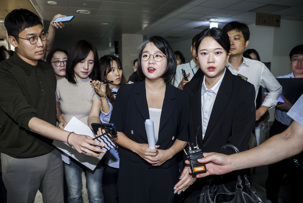 용혜인 성평등가족부 장관 후보자가 13일 서울 여의도 국회 소통관에서 장관 후보직 사퇴 기자회견을 마친 뒤 이동하며 취재진 질문을 듣고 있다. 뉴시스