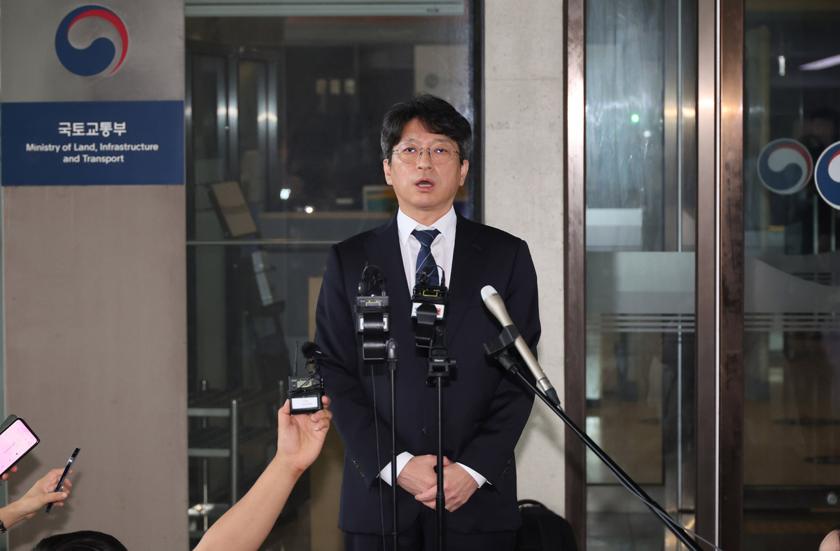홍지선 국토교통부 장관 후보자가 지난달 31일 오전 세종시 정부세종청사로 출근하며 취재진 앞에서 발언하고 있다. 뉴시스