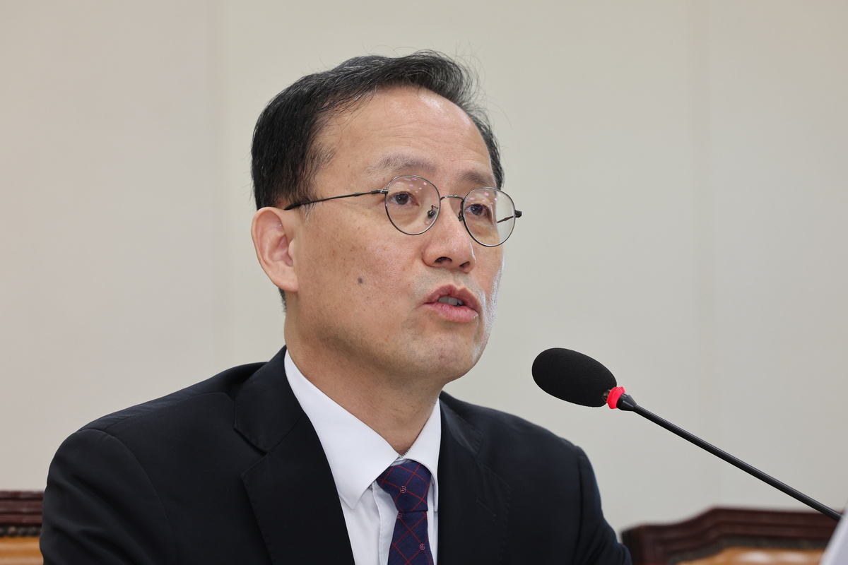 이형일 경제부총리 겸 재정경제부장관 후보가 15일 국회에서 열린 재정경제기획위원회&nbsp;인사청문회에서 의원 질의에 답하고 있다. 이 후보자는 모두발언에서 “창의와 활력을 존중하는 시장경제 원칙을 지키되, 사회적 약자를 보듬는 지속가능한 성장을 추진하겠다”고 밝혔다. 뉴시스