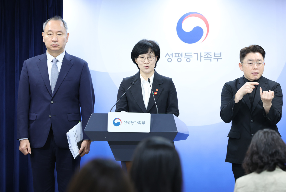 원민경 성평등가족부장관이 16일 오전 서울 종로구 정부서울청사에서 인공임신중지 약물 도입 방안을 발표하고 있다. 사진=뉴시스