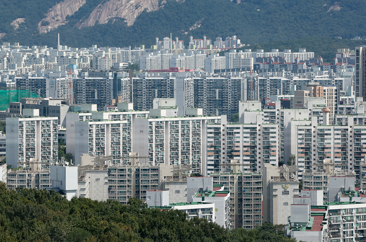 상승세를 지속하던 서울 주택 매수심리가 5개월만에 하락세로 돌아섰다. 사진은 최근 서울 강북구의 아파트 전경. 뉴시스