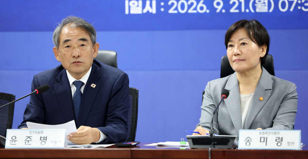 윤준병 국회 농림축산식품해양수산위원회 더불어민주당 간사(왼쪽)가 21일 서울 여의도 국회 의원회관에서 열린 농지 전수조사 추진방향 당정협의에서 발언하고 있다. 뉴시스