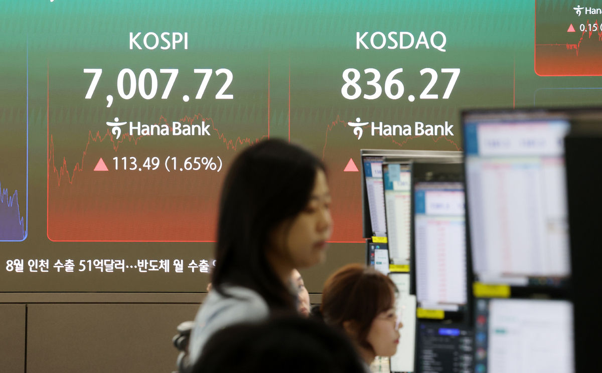 코스피가 전 거래일보다 113.49포인트(1.65%) 오른 7007.72에 마감한 21일 서울 중구 하나은행 딜링룸 전광판에 지수가 표시되고 있다. 뉴시스