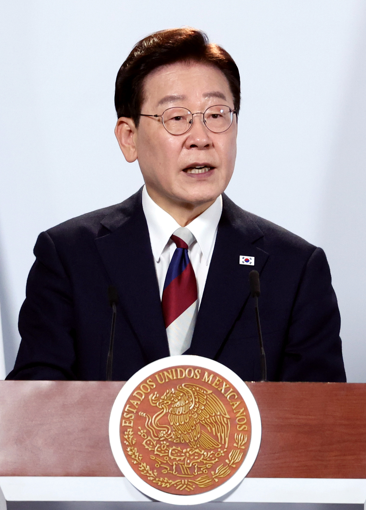 이재명 대통령이 24일(현지 시간) 멕시코 멕시코시티 대통령궁에서 열린 클라우디아 셰인바움 멕시코 대통령과의 한-멕시코 공동언론발표에서 발언하고 있다. 뉴시스
