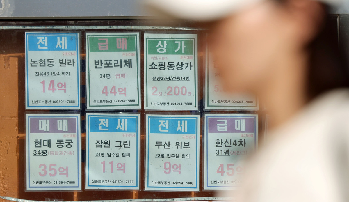 서울 아파트 전셋값이 역대 최고치를 기록한 가운데 서울 시내 한 부동산 중개업소에 전세 매물이 붙어 있다. 뉴시스