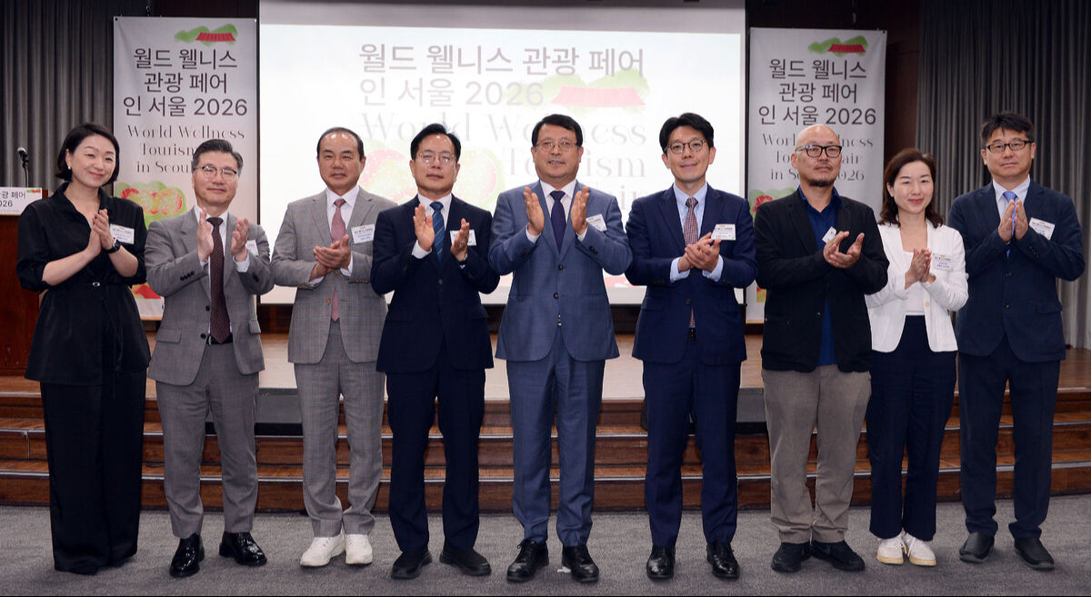 ‘월드 웰니스 관광페어 인 서울 2026’ 개막식이 28일 서울 중구 은행회관 국제회의실에서 열렸다. 권예리 JW메리어트 제주 리조트 이사, 김영문 한국호텔업협회 부회장, 김진국 한국의료관광진흥협회 회장, 강정원 문화체육관광부 관광정책실장, 문준식 세계비즈앤스포츠월드 대표이사, 김병민 서울관광재단 대표이사, 이우석 한국관광공사 비상임이사, 한혜리 한국방문의해위원회 사무국장, 배진환 세계비즈앤스포츠월드 편집국장(왼쪽부터)이 기념사진을 촬영하고 있다. 김두홍 기자