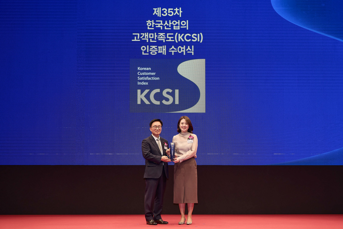 이혜연 SK텔레콤 고객가치혁신실장(오른쪽)과 한수희 한국능률협회컨설팅 대표이사가 30일 서울 중구에서 열린 KCSI 인증패수여식에서 기념 촬영을 하고 있다. SK텔레콤 제공