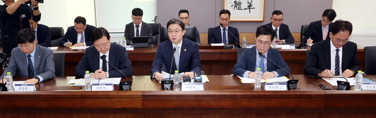 4일 오후 서울 종로구 정부서울청사에서 열린 최근 침해위협 대응 전금융권 긴급 점검회의에서 이억원 금융위원장(가운데)이 모두발언을 하고 있다. 뉴시스