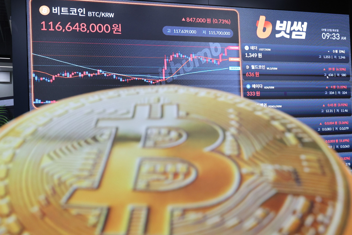 비트코인 가격이 1억1000만원선을 회복한 지난달 22일 오전 서울 서초구 빗썸라운지 전광판에 비트코인 가격이 표시돼 있다. 뉴시스