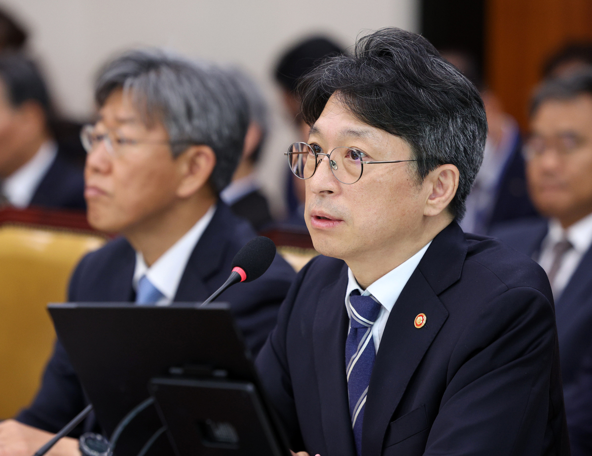 홍지선 국토교통부 장관이 7일 서울 여의도 국회에서 열린 국토교통위원회 국토부 국정감사에서 의원 질의에 답변하고 있다. 뉴시스