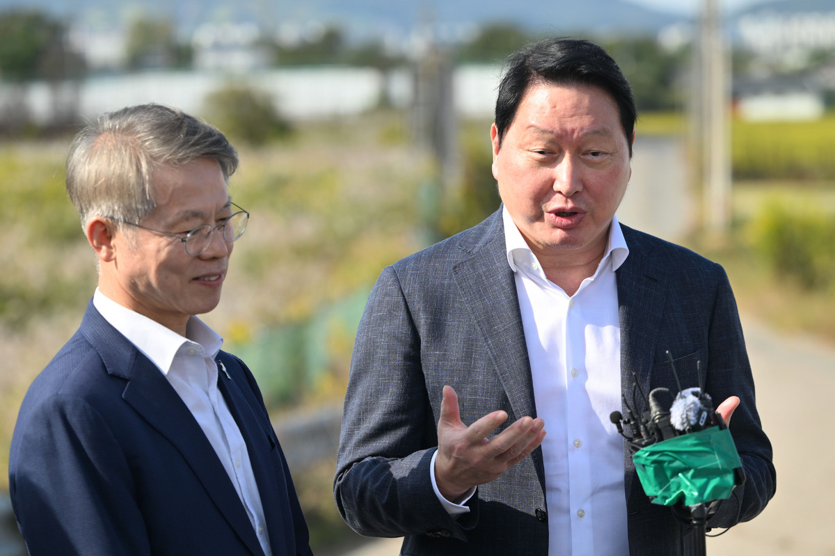최태원(오른쪽) SK그룹 회장과 민형배 전남광주시장이 9일&nbsp;호남 반도체 클러스터 조성 예정지인 광주군공항 부지를 살펴보고 있다. 뉴시스