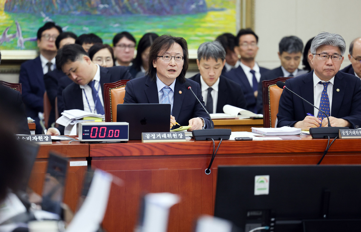 주병기 공정거래위원장이 12일 여의도 국회에서 열린 정무위원회의 공정거래위원회 등에 대한 국정감사에 출석해 의원 질의에 답변하고 있다. 뉴시스