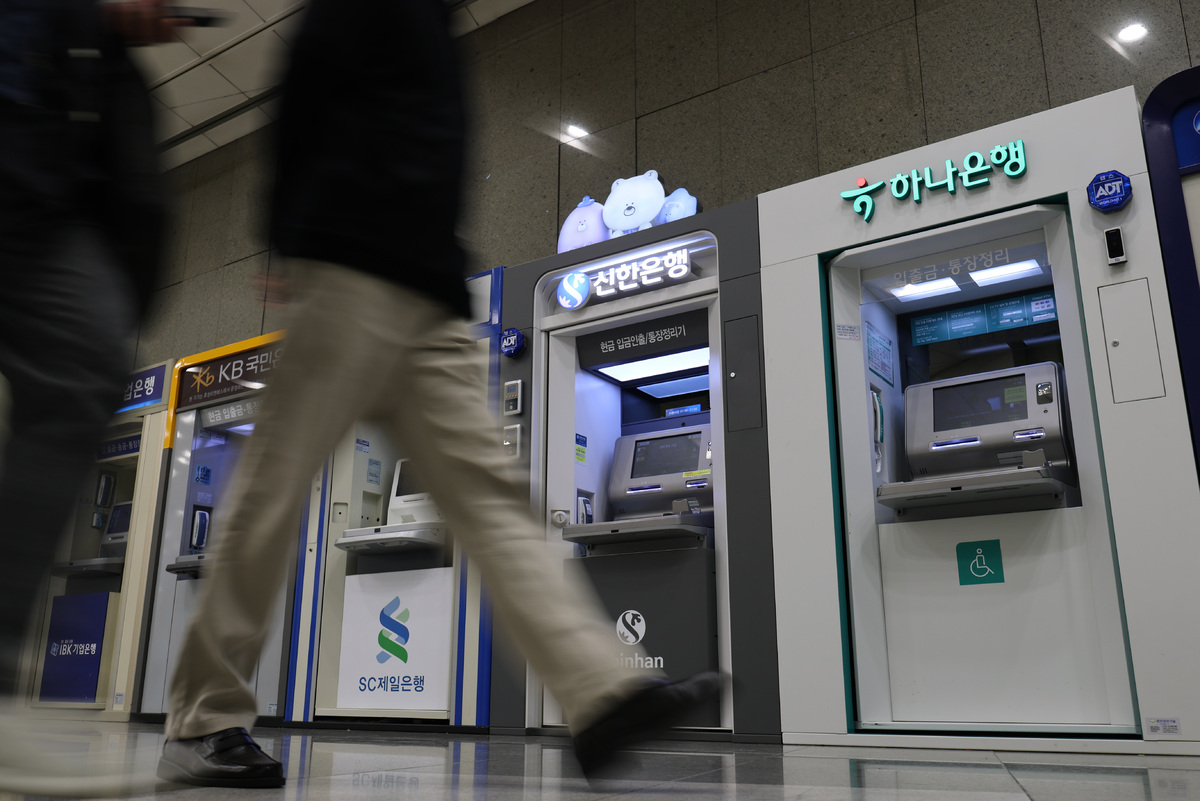 서울 시내 한 건물에 설치된 시중 은행 현금 자동 입출금기(ATM) 모습. 뉴시스