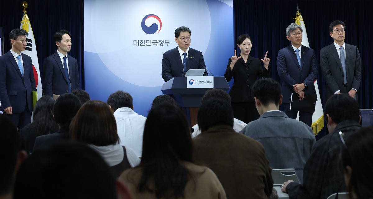 김용수 국무조정실 국무2차장이 16일 오후 서울 종로구 정부서울청사에서 제1차 주택공급 정례브리핑 ‘내집 어디에 있나’에서 공급현황에 대해 발표하고 있다. 오른쪽 두번째는 김이탁 국토교통부 1차관. 뉴시스