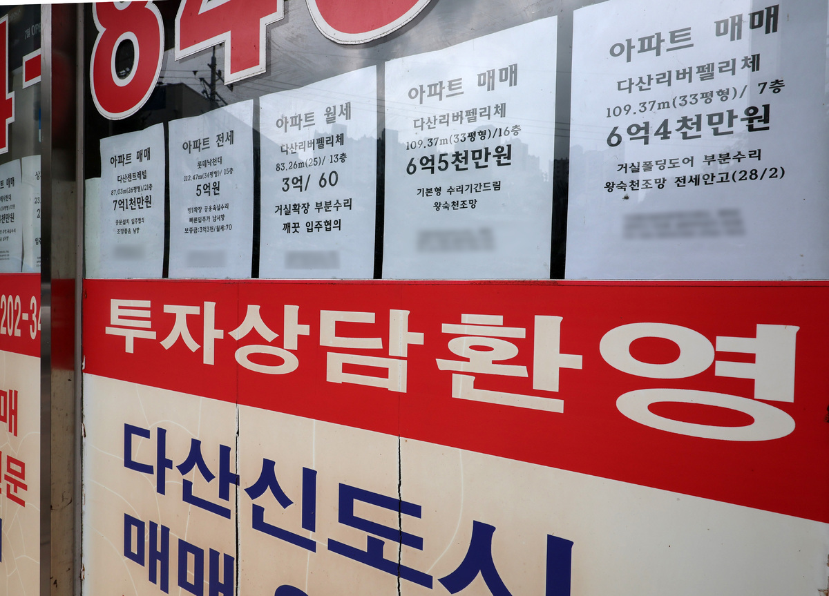 지난해 10·15 부동산 대책으로 토지거래허가구역으로 지정된 경기지역 대부분에서 규제 이후 1년간 아파트값 상승세가 이전 1년보다 확대되면서 규제의 실효성을 점검해야&nbsp;한다는 목소리가 나온다. 경기 남양주시 다산지구 부동산에 매물 정보가 붙어 있다. 뉴시스