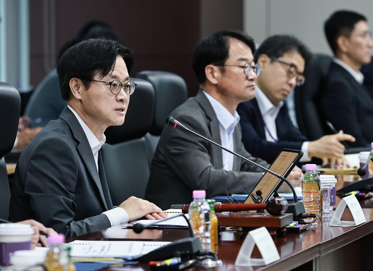 김정관 산업통상부 장관이 19일 서울 종로구 한국무역보험공사에서 열린 ‘제76회 산업기술보호위원회’에서 인사말을 하고 있다. 정부는 이날 위원회를 통해 산업부에 특별사법경찰 수사 권한을 부여하고 국가 산업 안보를 위한 첨단 산업기술 유출 범죄에 대한 강경한 대응을 예고했다.&nbsp;산업부 제공