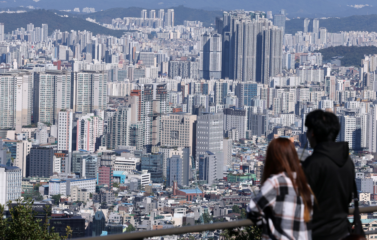 서울 용산구 N서울타워에서 바라본 서울 도심의 아파트 단지. 뉴시스