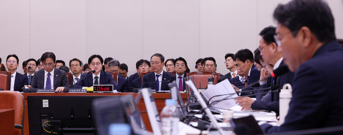 김정관 산업통상부 장관이 22일 서울 여의도 국회에서 열린 산업통상자원중소벤처기업위원회 산업통상부 및 소관기관 종합감사에서 의원 질의에 답변하고 있다. 뉴시스