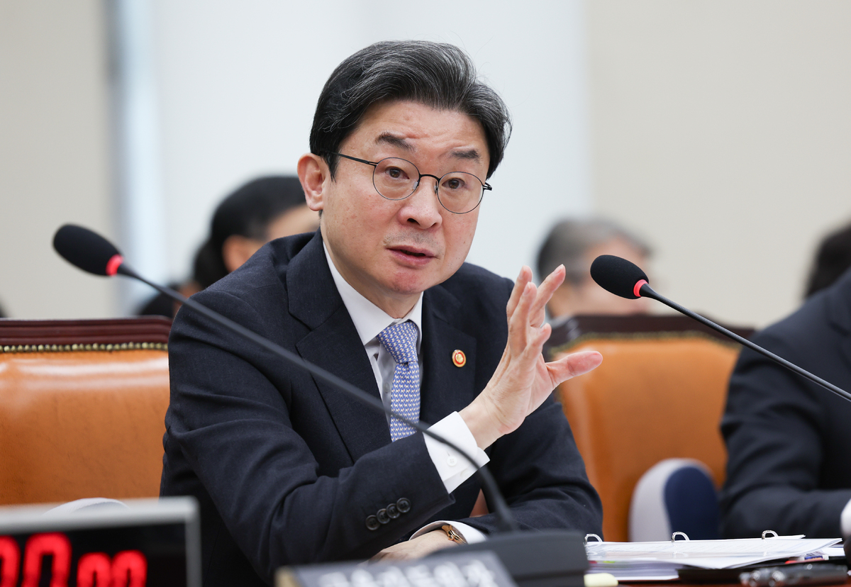 이억원 금융위원회 위원장이 22일 서울 여의도 국회에서 열린 재정경제위원회 종합국정감사에서 질의에 답하고 있다. 이날 캐피탈사의 렌터카 진입 규제 완화에 대한 질의와 응답이 오갔다. 뉴시스