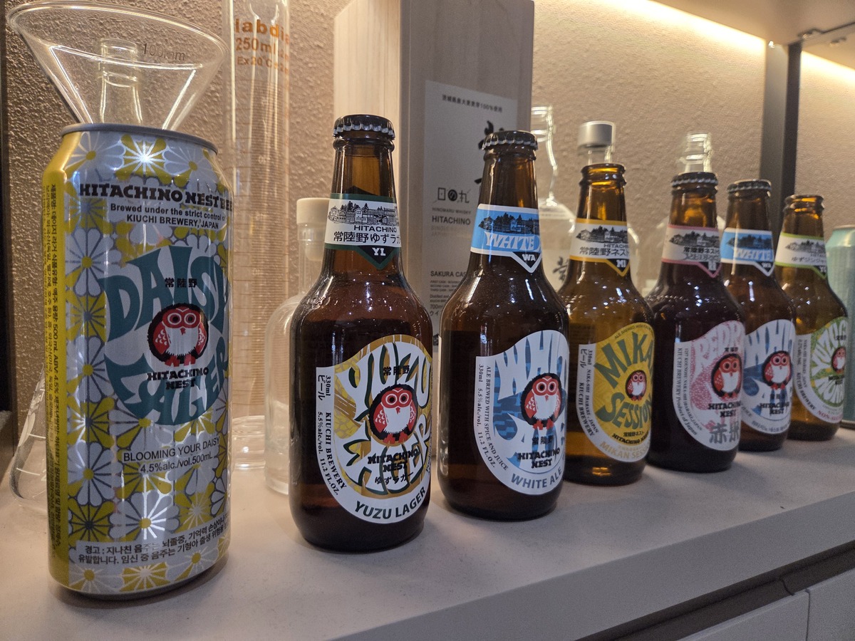 ‘부엉이 맥주’로 유명한 히타치노네스트 맥주가&nbsp;CSR테이블 진열장에&nbsp;진열돼 있다. 박재림 기자