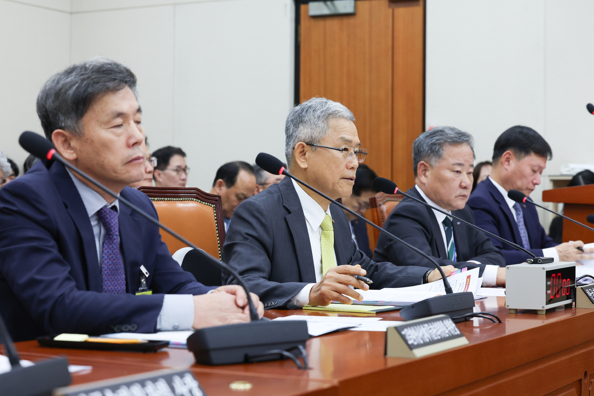 김동철 한국전력공사 사장이 지난 19일 오전 서울 여의도 국회에서 열린 기후에너지환경노동위원회 국정감사에서 업무보고를 하고 있다. 뉴시스