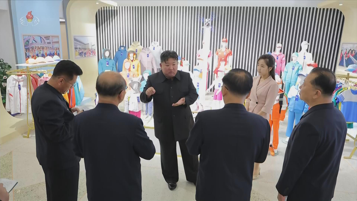 북한 조선중앙TV는 김정은 국무위원장이 지난 19일 경공업 부문 의류·신발 전시회장인 '전국피복, 신발전시회－2026'을 찾았다고 20일 보도했다. 이 자리에는 딸 김주애와 부인 리설주 여사가 함께했다. 뉴시스