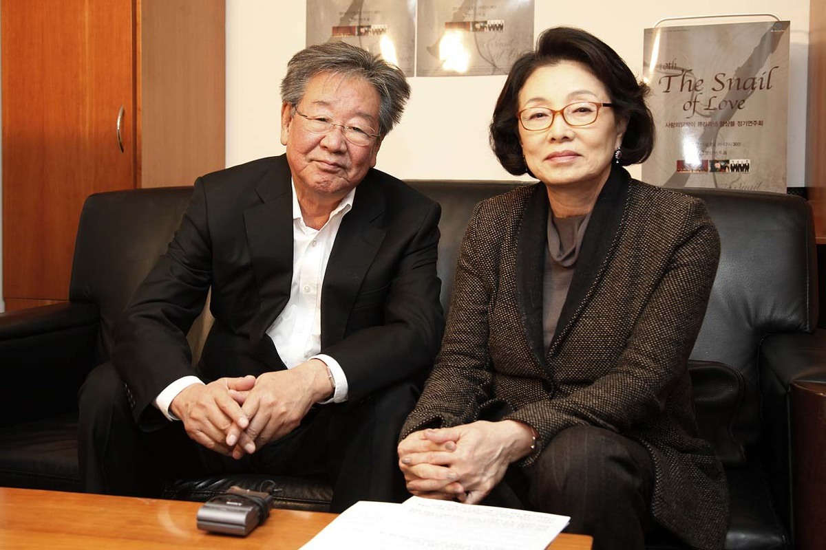 2014년 서울 여의도 영산아트홀에서 열린 제10회 사랑의달팽이 클라리넷 앙상블 정기연주회에서 사랑의 달팽이 김민자 회장과 남편인 탤런트 최불암 씨가 참석하고 있다. 사진=사랑의 달팽이