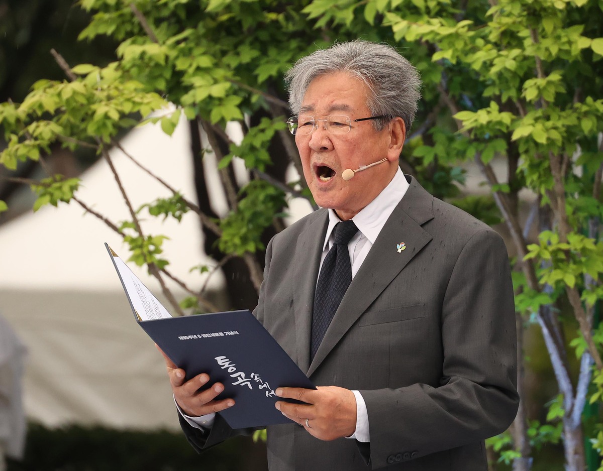 배우 최불암이 지난 2021년 '제95주년 6.10만세운동 기념식'이 열린 서울 을지로 훈련원공원에서 심훈 선생의 시 '통곡속에서'를 낭독하고 있다. 공동취재사진